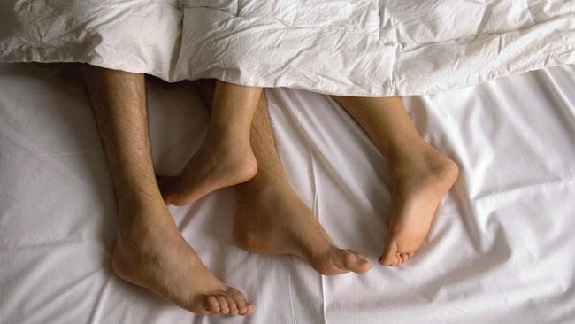 Un marito geloso incolla la vagina della moglie accusata di fargli le corna Una coppia a letto insieme