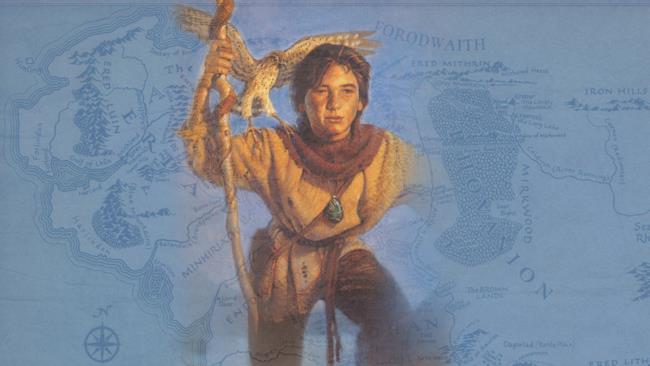 Merlino da giovane, come rappresentato nei libri di Barron, con uno sfondo della mappa della Terra di Mezzo. Mago Merlino da giovane, così raffigurato in una copertina della saga scritta da Barron.