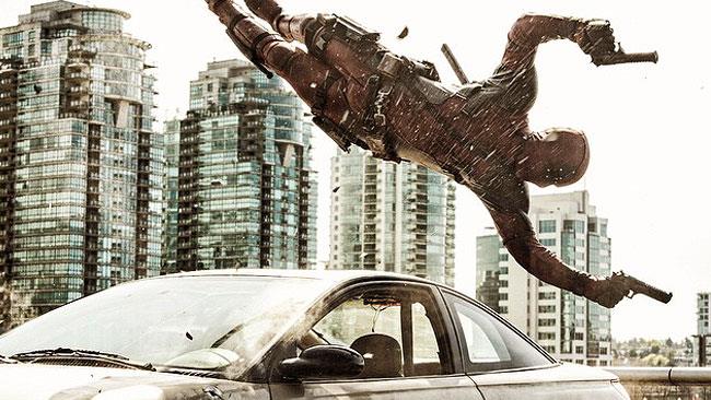 Deadpool in uno scatto d'azione ufficiale condiviso da Ryan Reynolds Deadpool in azione in una nuova immagine ufficiale