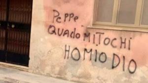 Scritta sgrammaticata d'amore sui muri