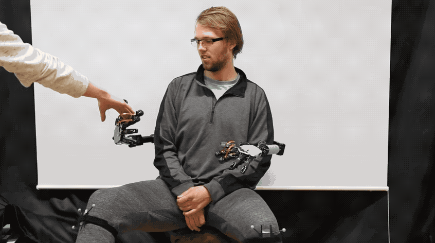 MetaLimbs arti robotici Gli arti robotici in funzionamento.