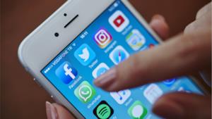 l'icona di whatsApp sul display di uno smartphone