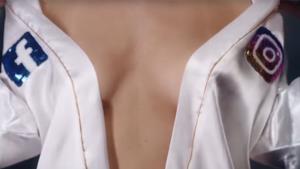 Un frame del video Everybody love boobs