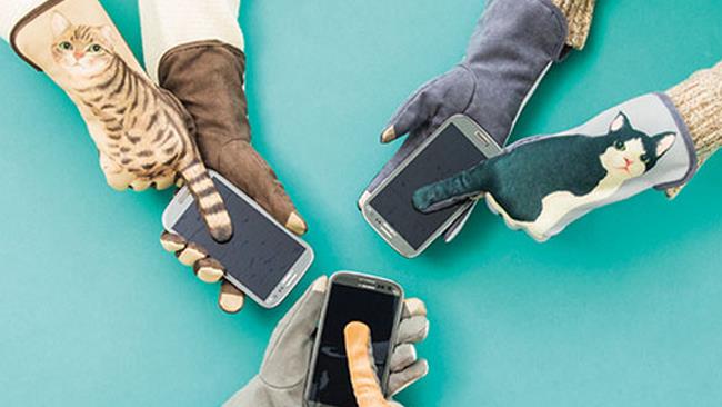 I divertenti guanti per lo smartphone a forma di gatto I tre modelli dei guanti con la coda di gatto da utilizzare anche per navigare con lo smartphone