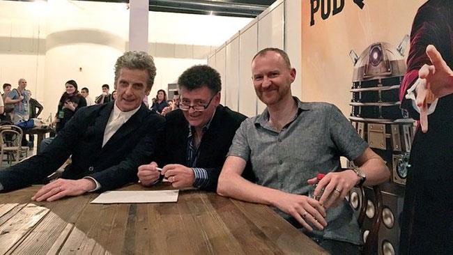 Il protagonista, lo showrunner, e uno degli sceneggiatori principali della celebre serie britannica escono con le ossa rotte da un quiz da pub proprio a tema Doctor Who. Figuraccia storica per il protagonista, lo showrunner e lo sceneggiatore di Doctor Who.