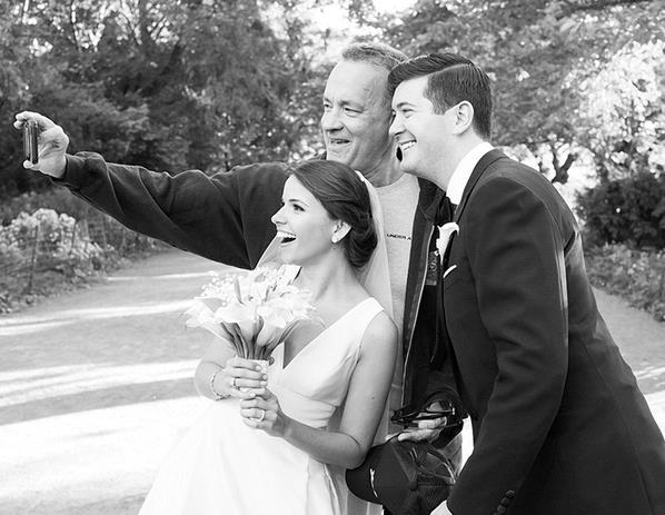 Durante le foto del matrimonio irrompe Tom Hanks Durante le foto del matrimonio irrompe Tom Hanks