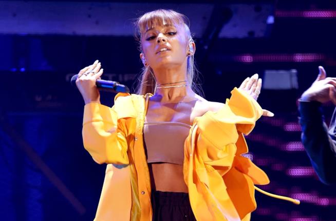 Ariana Grande interrompe il tour