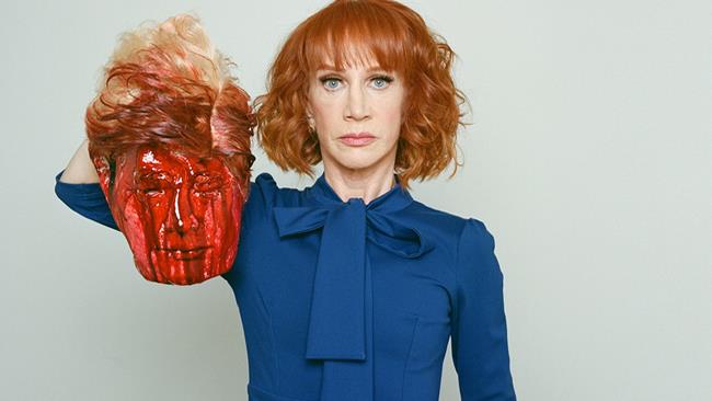 Usa, Kathy Griffin posta foto con decapitazione di Trump. Licenziata da Cnn Usa, Kathy Griffin posta foto con decapitazione di Trump. Licenziata da Cnn