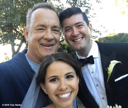Durante le foto del matrimonio irrompe Tom Hanks Durante le foto del matrimonio irrompe Tom Hanks