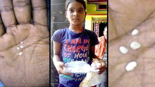 cotton cries La bambina indiana di 11 anni con dei "campioni" delle sue lacrime di cotone.