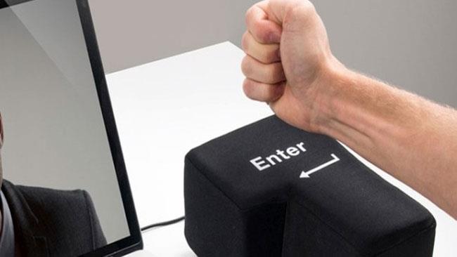Il cuscino antistress USB che fa da tasto invio prendendolo a pugni Il cuscino antistress USB