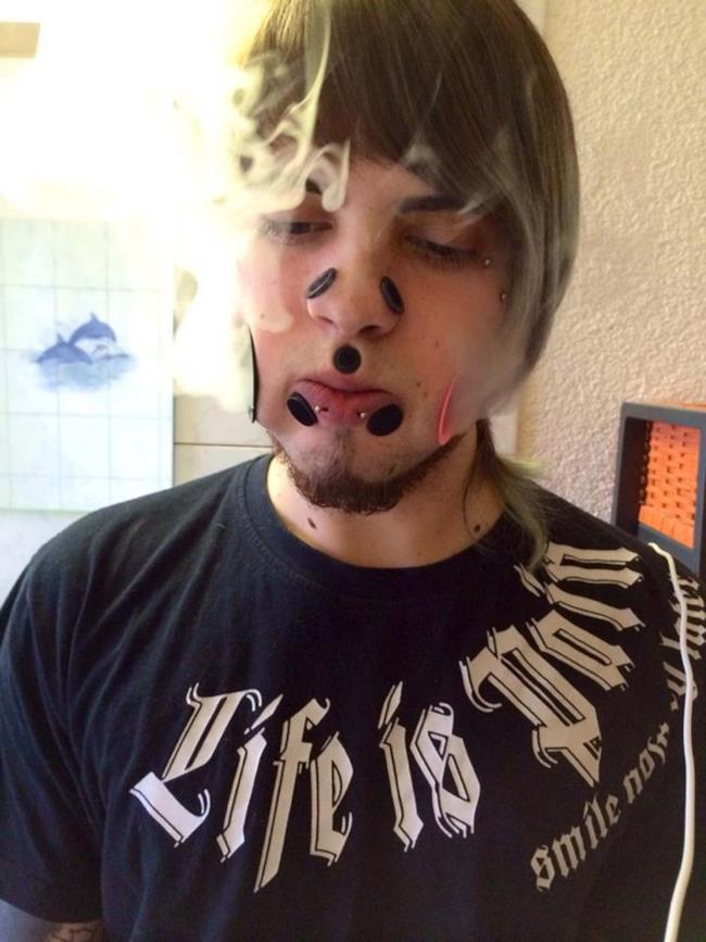 Il ragazzo Bodymoded Punky fuma dalle guance