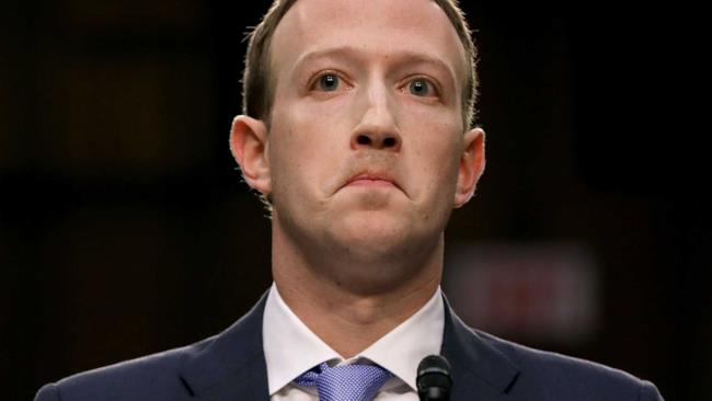 Le domande più sceme fatte a Zuckerberg dal Congresso degli Stati Uniti d'America Mark Zuckerberg incredulo di fronte alle domande del Congresso degli Stati Uniti