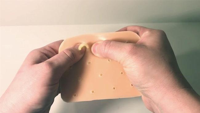 Il giocattolo che simula lo schiacciamento dei brufoli è virale Lo schifoso giocattolo che simula lo schiacciamento dei brufoli