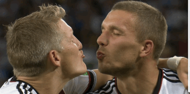 La Germania vince i Mondiali 2014, anche con i selfie Podolski e Schweinsteiger fingono di baciarsi, GIF