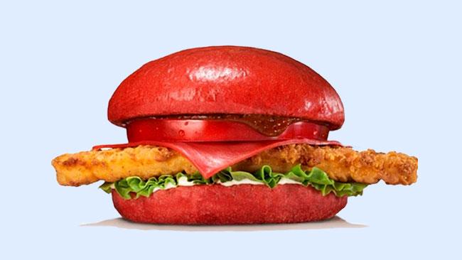 Burger King inventa l'Aka Burger, il burger rosso L'Aka Burger in tutta la sua rabbia