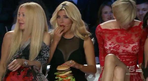 Charlotte Caniggia mangia un hamburger