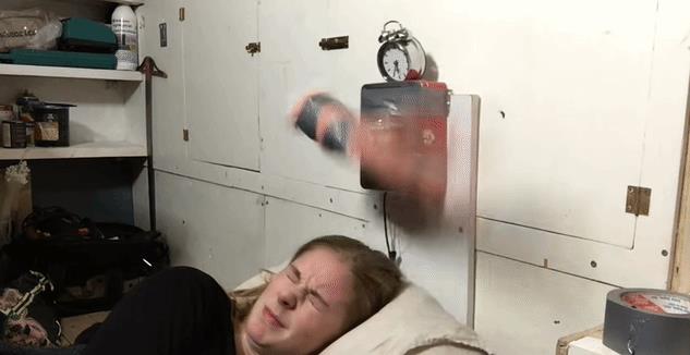 La sveglia che ti prende a schiaffi in azione