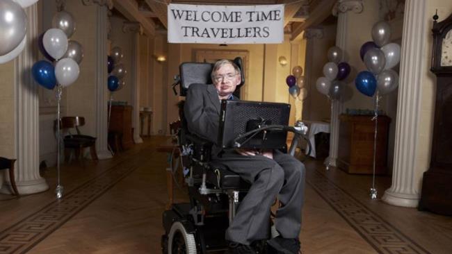 Stephen Hawking organizza un party per viaggiatori del tempo Stephen Hawking con striscione e palloncini a Cambridge