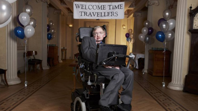Stephen Hawking organizza un party per viaggiatori del tempo Stephen Hawking con striscione e palloncini a Cambridge
