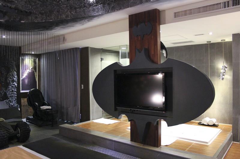 Il televisore della Batman Suite