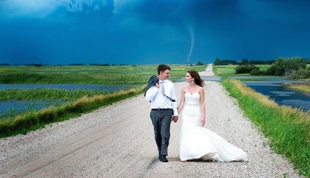 Foto di matrimonio con tornado sullo sfondo Tornado dietro a due sposini