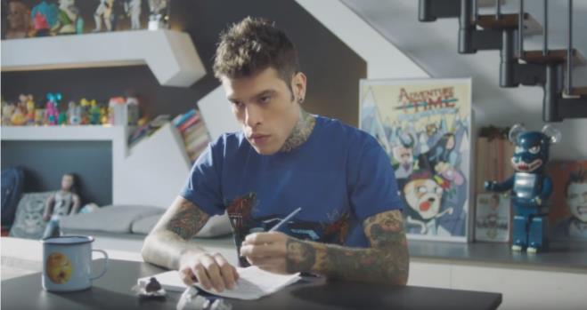 Uno screen del video d'esempio per San Valentino di Fedez Con Baci
