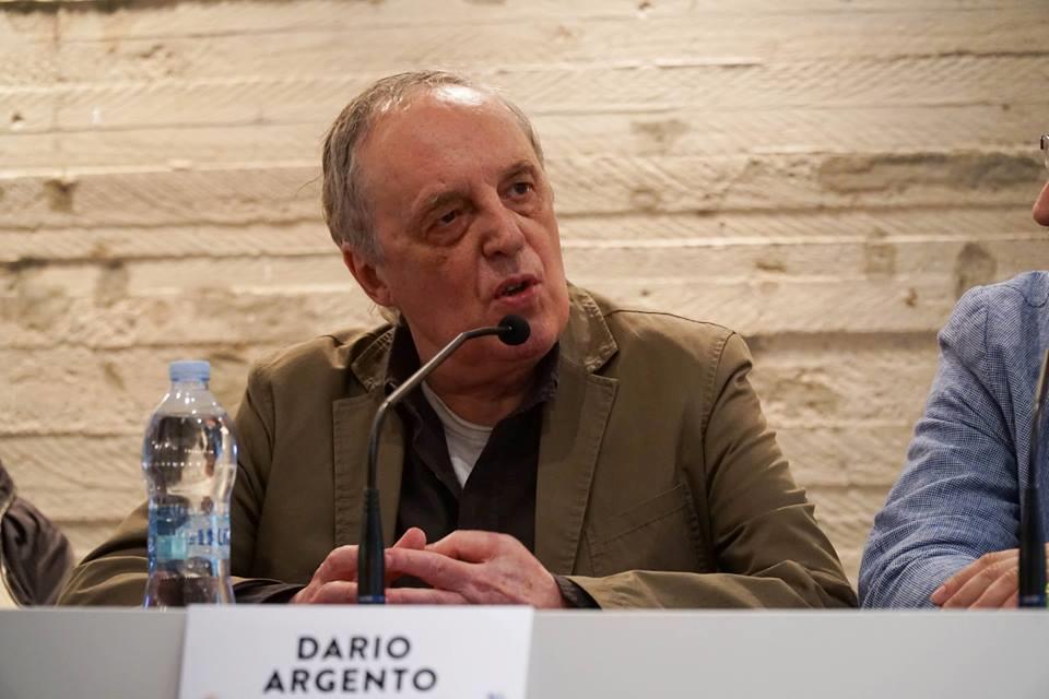 Il maestro del brivido durante la conferenza stampa