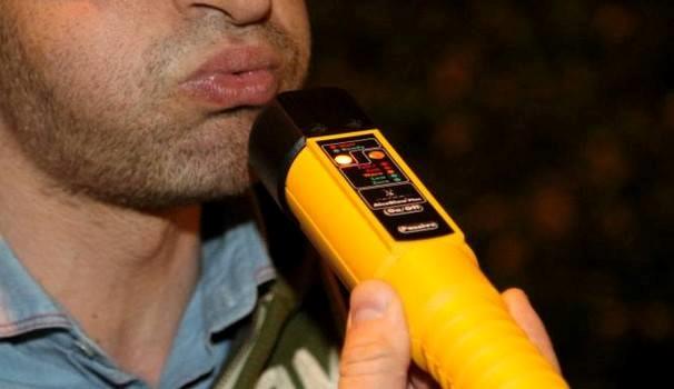Un uomo effettua il test per verificare il tasso d'alcol nel sangue