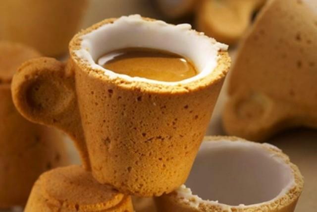 Tazzina fatta di biscotto con dentro un espresso