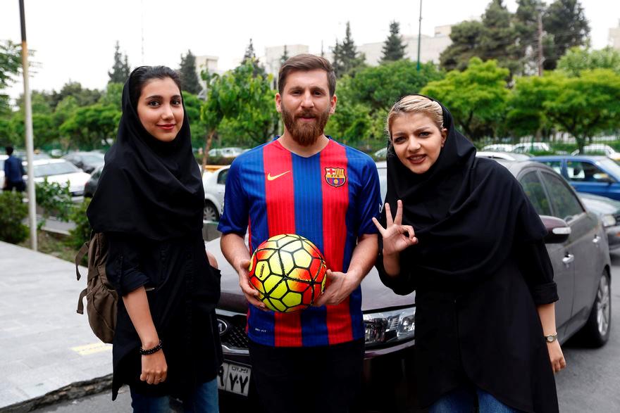 Il sosia di Messi con delle fan