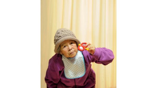 Una sciura vestita da bambina