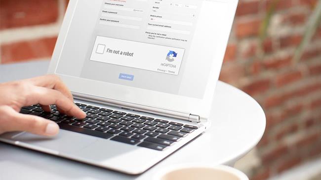Google ha deciso di eliminare i CAPTCHA Un pc portatile con una pagina web di un controllo CAPTCHA