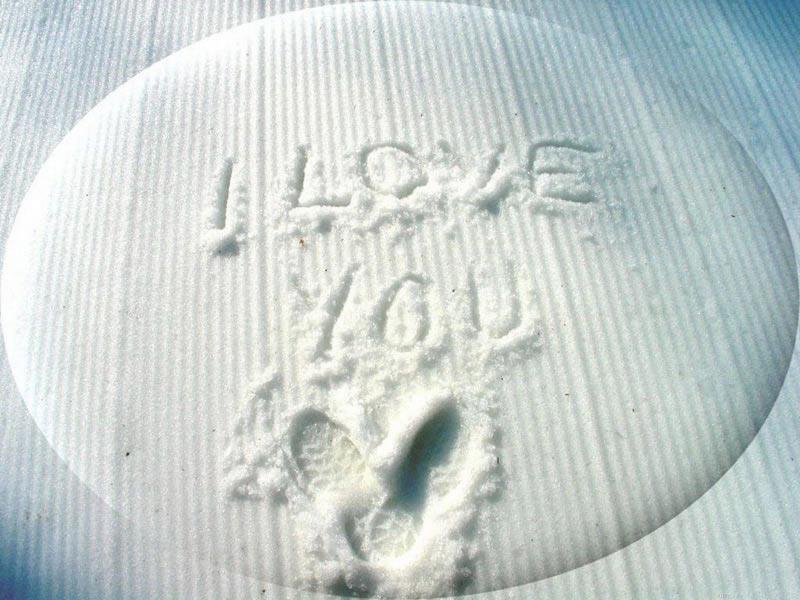Scritta d'amore sulla neve
