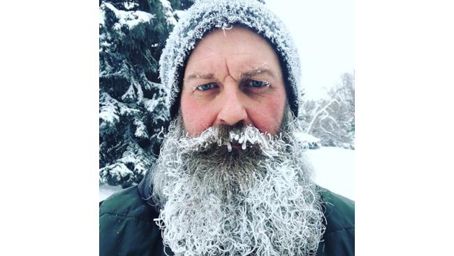Un uomo con la barba congelata