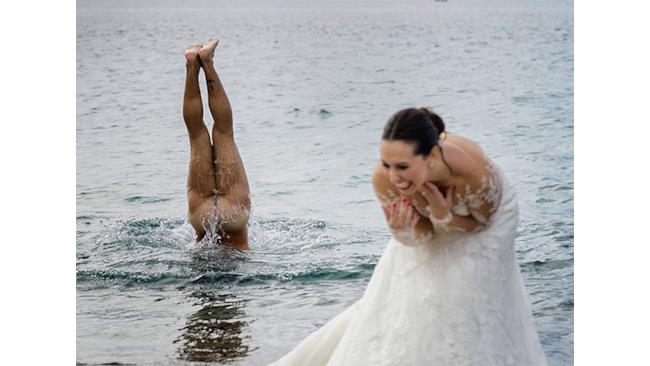 Un uomo nudo esce dall'acqua