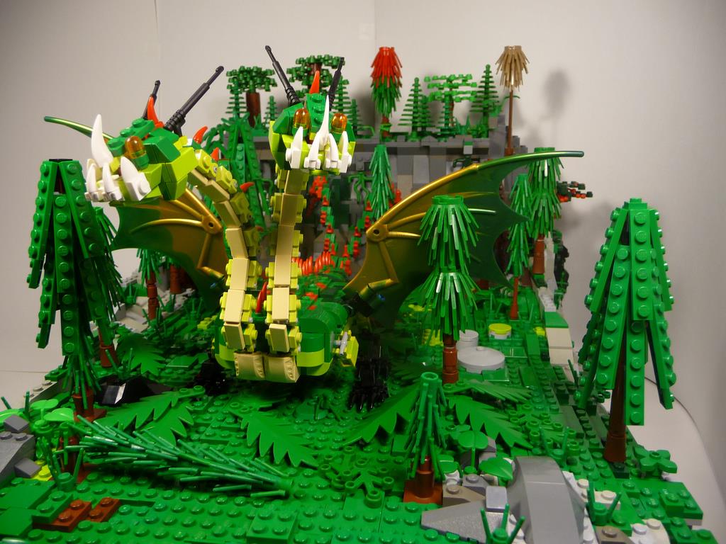 Una costruzione di LEGO immersa nel verde, con un mostro a 2 teste di LEGO