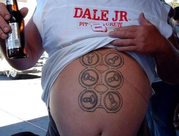 Una confezione da sei birre tatuata sulla pancia - I peggiori tatuaggi mai realizzati