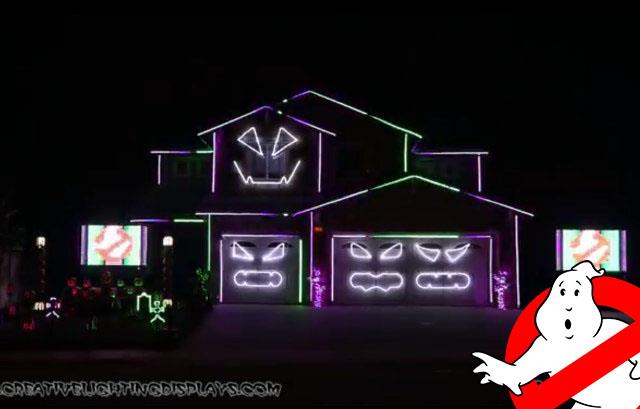 La casa illuminata da Creative Lighting Displays al suono di Ghostbusters La casa che si illumina al suono della canzone Ghostbusters per Creative Lighting Displays