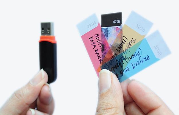 dataSTICKIES: quando le pennette USB hanno la forma dei post-it Post-it dataSTICKIES e una comune penna USB
