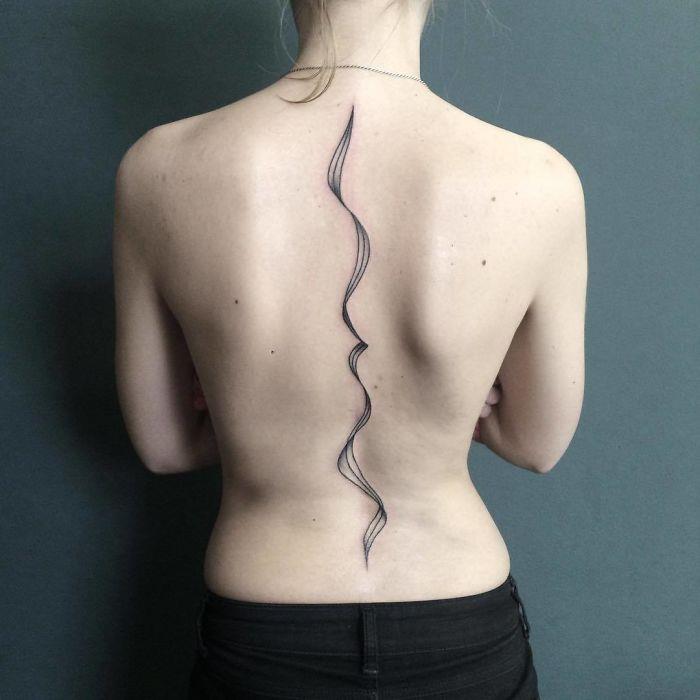 Un tatuaggio astratto per la schiena - Tatuaggi per la spina dorsale, i più belli per la tua schiena