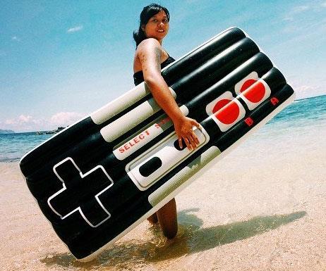 Un'immagine del materassino controller NES sulla spiaggia