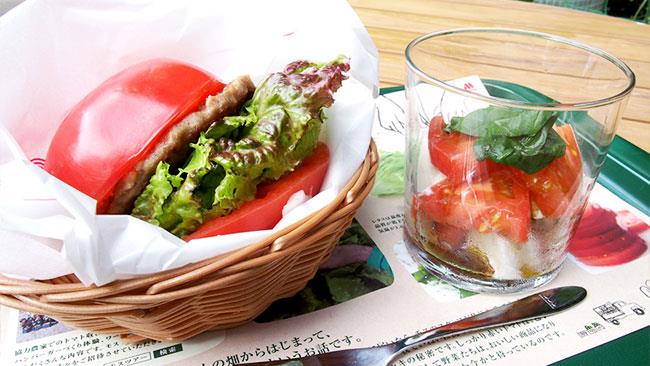 Mos Burger propone burger con verdure giganti al posto del pane Il burger col pomodoro al posto del pane con insalata caprese