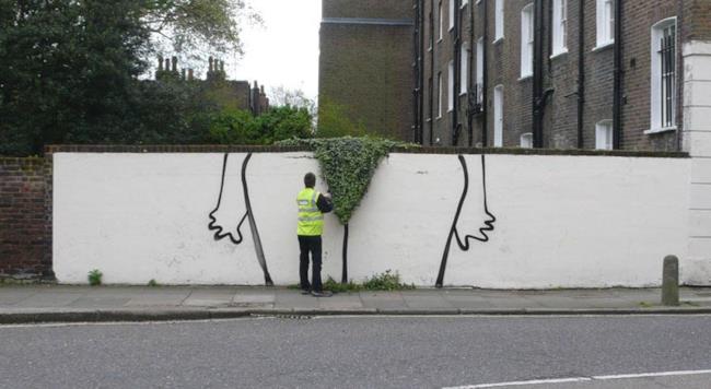 Street art di una donna nuda su un muro