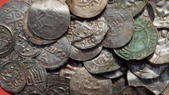 13enne in Germania ritrova un intero tesoro sepolto vichingo Delle monete che fanno parte del tesoro vichingo ritrovato