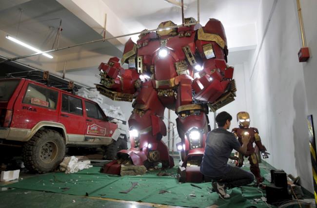 I modellini di Iron Man e Hulkbuster ricreati da un fan