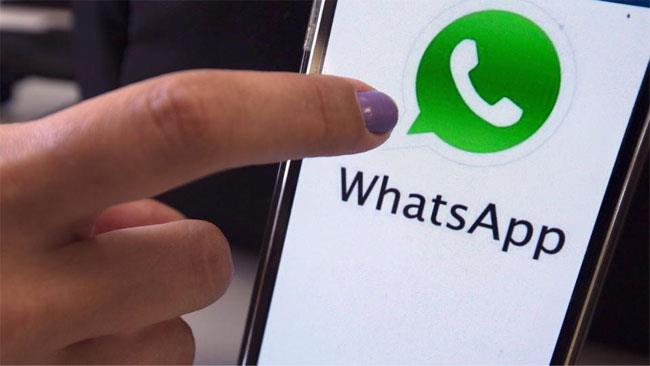 Migliori Status per WhatsApp Dito che si appresta a lanciare WhatsApp sullo schermo di uno smartphone