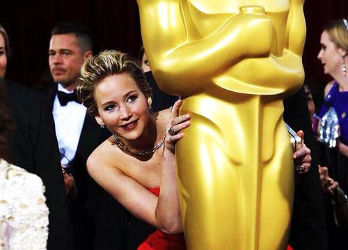Jennifer Lawrence ha fatto altre gaffe anche agli Oscar 2014 Jennifer Lawrence si nasconde dietro una mega statuetta degli Oscar