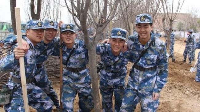 La Cina contro l'inquinamento Militari cinesi intenti a piantare alberi
