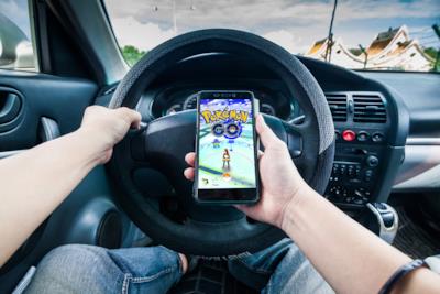 Un utente incauto guida mentre usa Pokémon Go